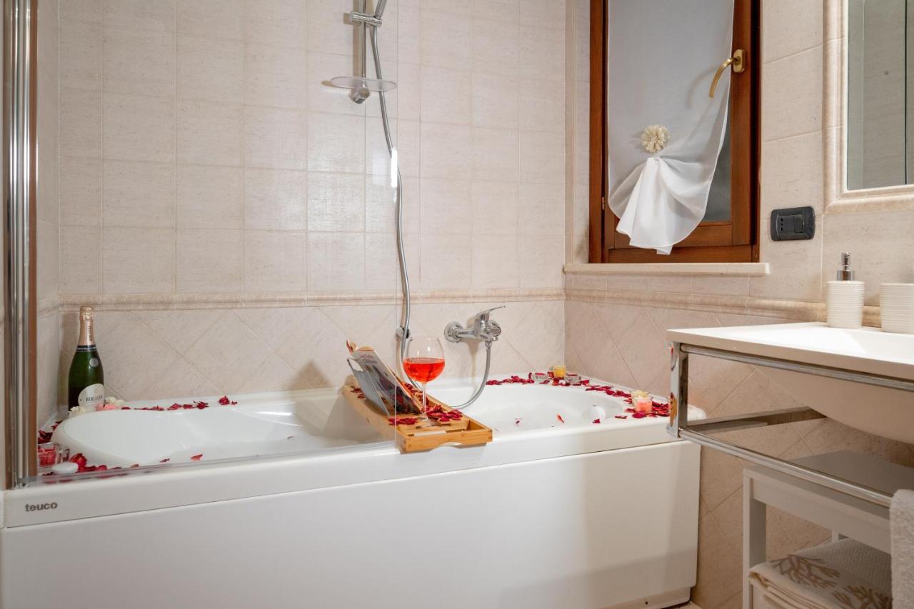 Suite Leonardo Relax 피우미치노 외부 사진